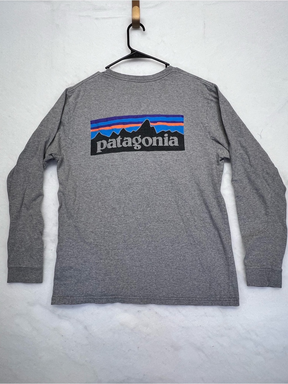 PATAGONIA Men's Long-Sleeved P-6 Logo‎ Responsibili-Tee Gray Size M